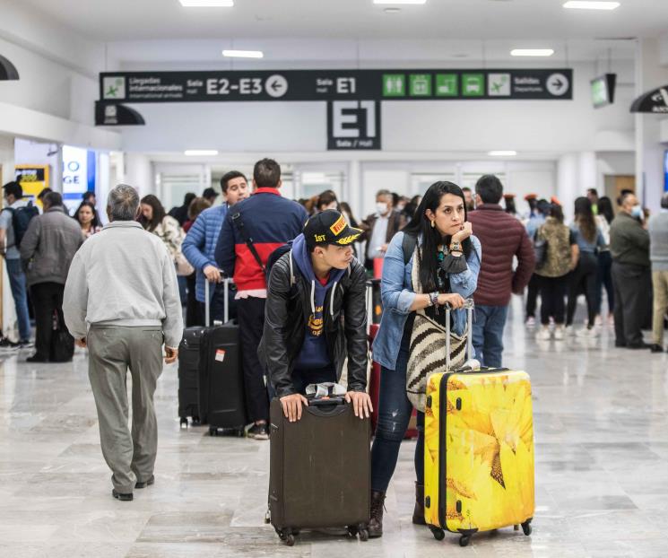 Pasajeros pierden por menos vuelos en AICM