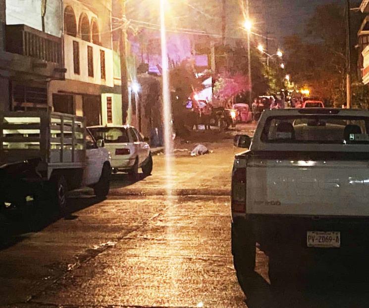 Deja ataque a balazos a una mujer sin vida