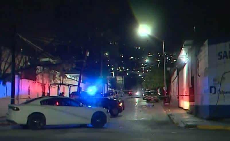 Un hombre fue ejecutado a balazos por delincuentes que viajaban en una motocicleta, la madrugada de ayer en calles de la Colonia Independencia, al sur de Monterrey.