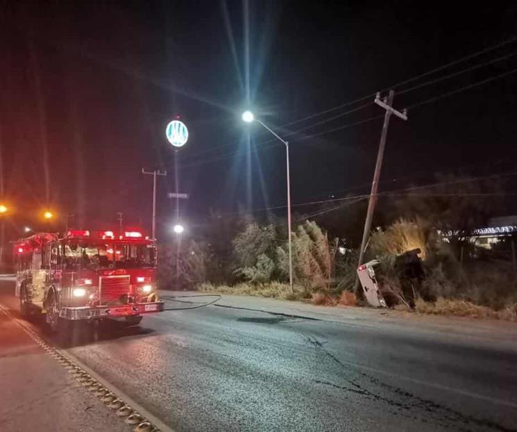 Fallece conductor tras volcar y estrellar su camioneta