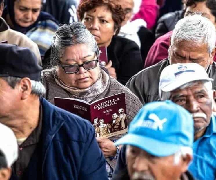 AMLO anuncia aumento a pensión para adultos mayores en 2024