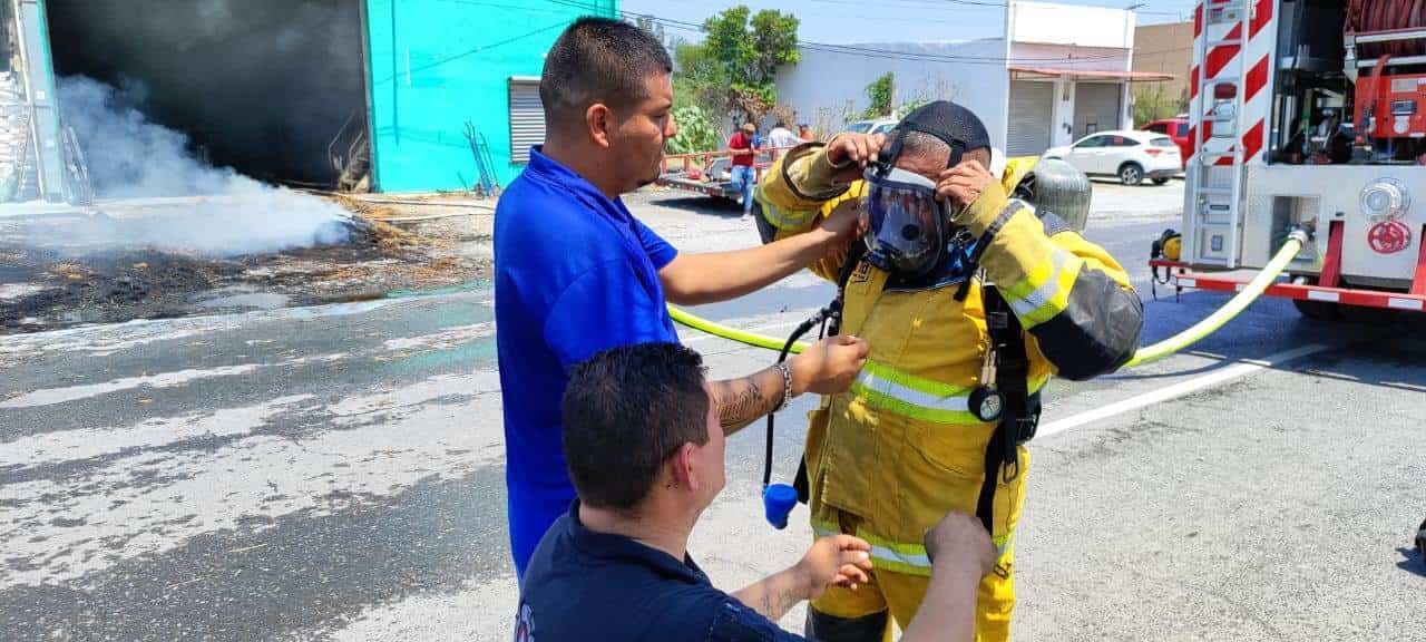 Una bodega, así como como una camioneta con remolque cargado de paja, se incendiaronayer al mediodía en el municipio de Cadereyta Jiménez.