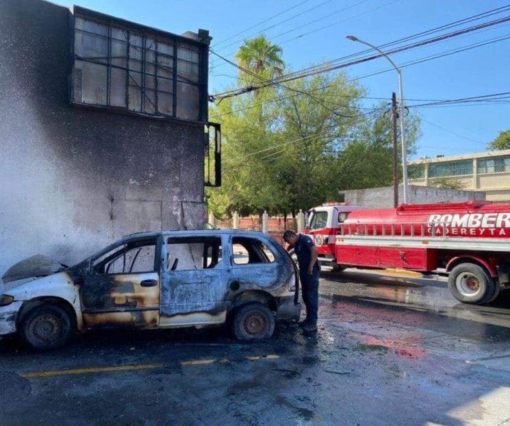 Acaban llamas con camioneta