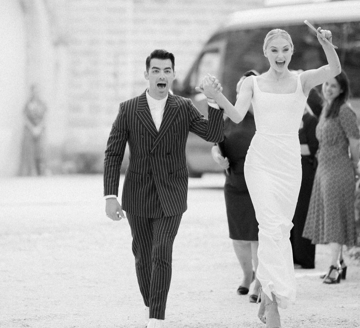 Hasta hace poco, Turner compartió las fotos de la boda en sus redes