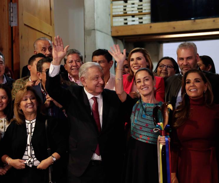Entrega AMLO a Sheinbaum ‘bastón de mando’