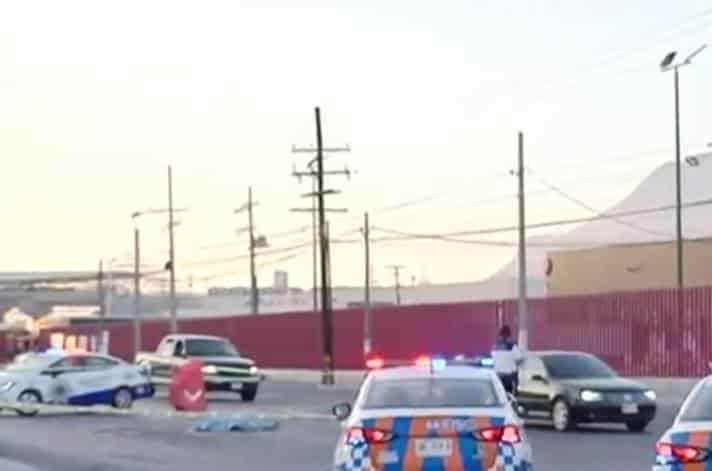 Un peatón falleció luego de ser atropellado por un tráiler al intentar cruzar la Avenida Los Ángeles cerca de Diego Díaz de Berlanga, ayer en el municipio de San Nicolás cerca del Mercado de Abastos, el presunto se dio a la fuga.