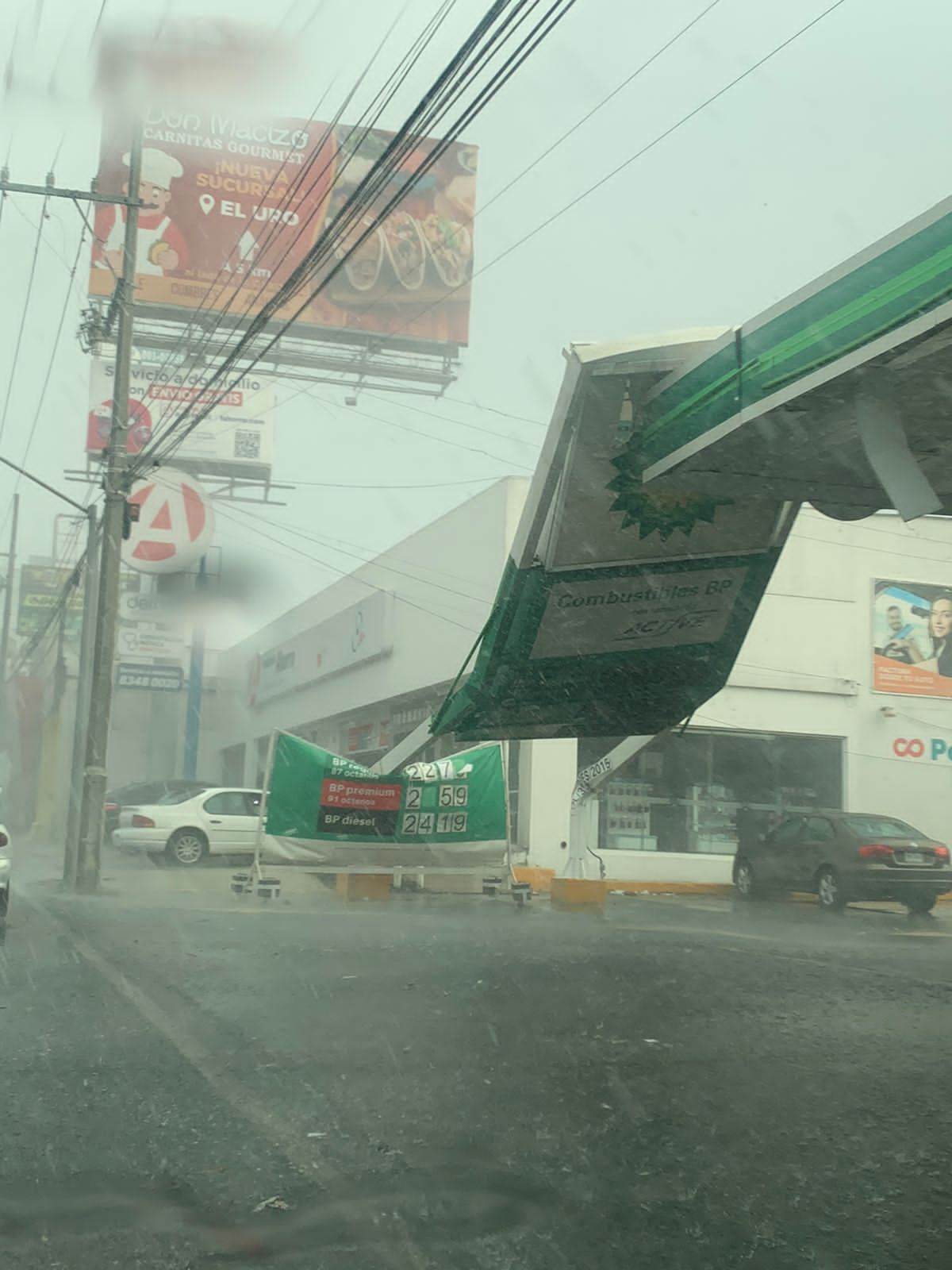 Elementos de Protección Civil Estatal, se movilizaron tras ser alertados de la caída de un anuncio panorámico de una gasolinera, al sur de la ciudad.