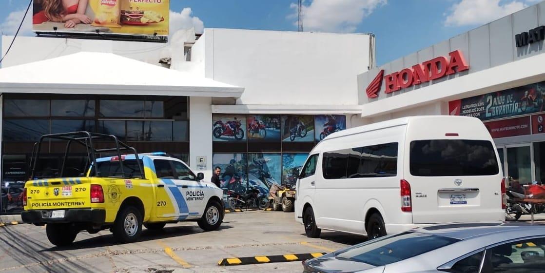 Lo ejecutan dentro una agencia de motos en Monterrey