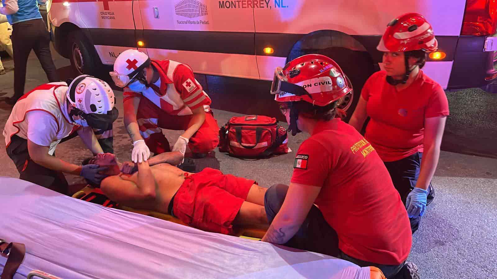 Tras quedarse dormido debajo de un vehículo, un hombre fue atropellado, ya que llegó el dueño del auto, arrancó y se lo llevó arrastrando algunos metros, hasta que se dio cuenta, la madrugada de ayer en el centro de Monterrey.
