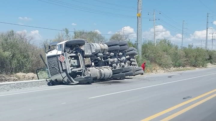 La volcadura de una pipa cargada con diésel, la cual comenzó a derramar combustible, llevó al cierre durante algunas horas de la Carretera a Colombia a la altura del municipio de Salinas Victoria.