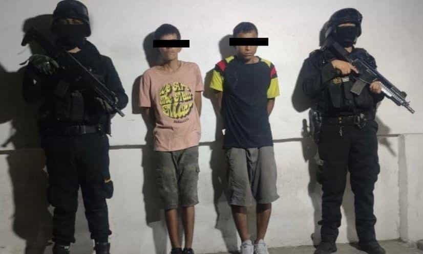 Después de indagar sobre detonaciones de arma de fuego en la parte alta de la Colonia CROC, elementos de la Fuerza Civil detuvieron a los presuntos responsables de los disparos, a quienes además se les aseguró un arma larga, droga y municiones, al norte de Monterrey.