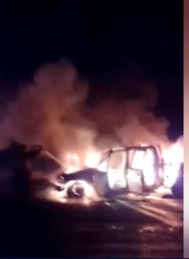 Acaba fuego con camioneta