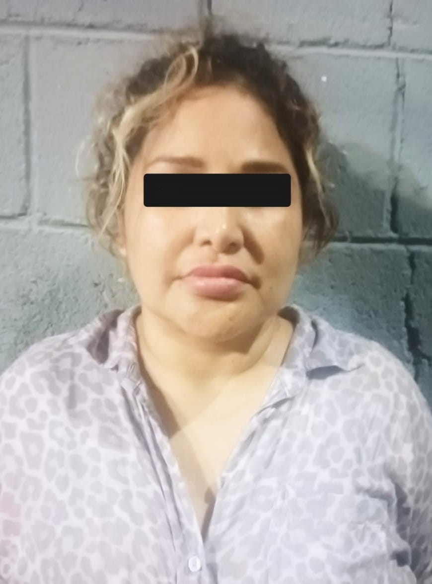 Dos hombres y una mujer fueron detenidos por policías de la Guardia de Proximidad de Apodaca, con una pistola y 100 gramos de cocaína en bolsas, después de intentar huir en una Suburban blindada.