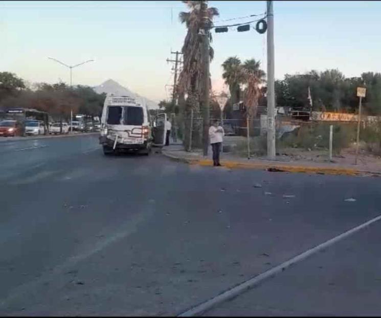 Intenta ganarle el paso al tren; lo impactan