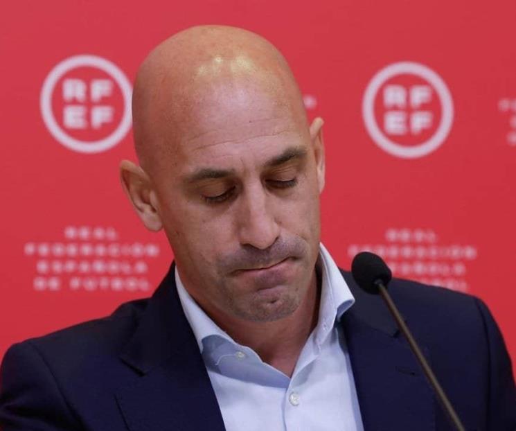 Fiscalía de España acusa a Rubiales de agresión sexual