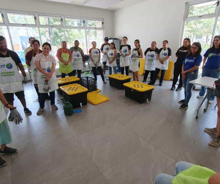 Dan en SP taller para  la realización de composta