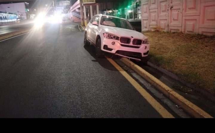 Pierde control de auto y sube a cordón de concreto