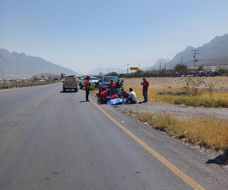 Muere motociclista al estrellarse contra camioneta