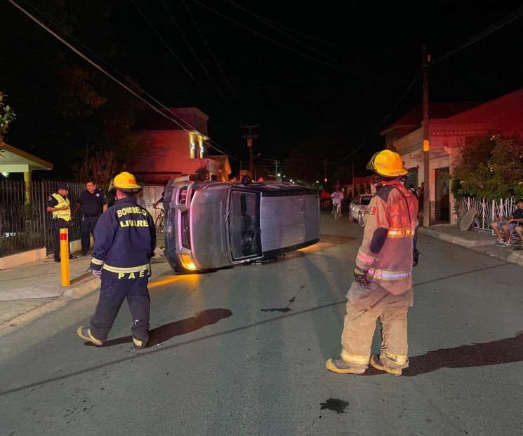 Abandona camioneta tras volcadura