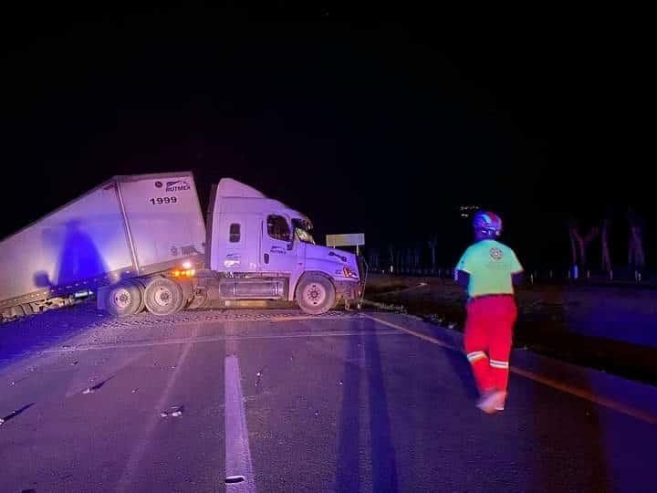 Tráiler vuelca en Galeana Tráiler vuelca en Galeana