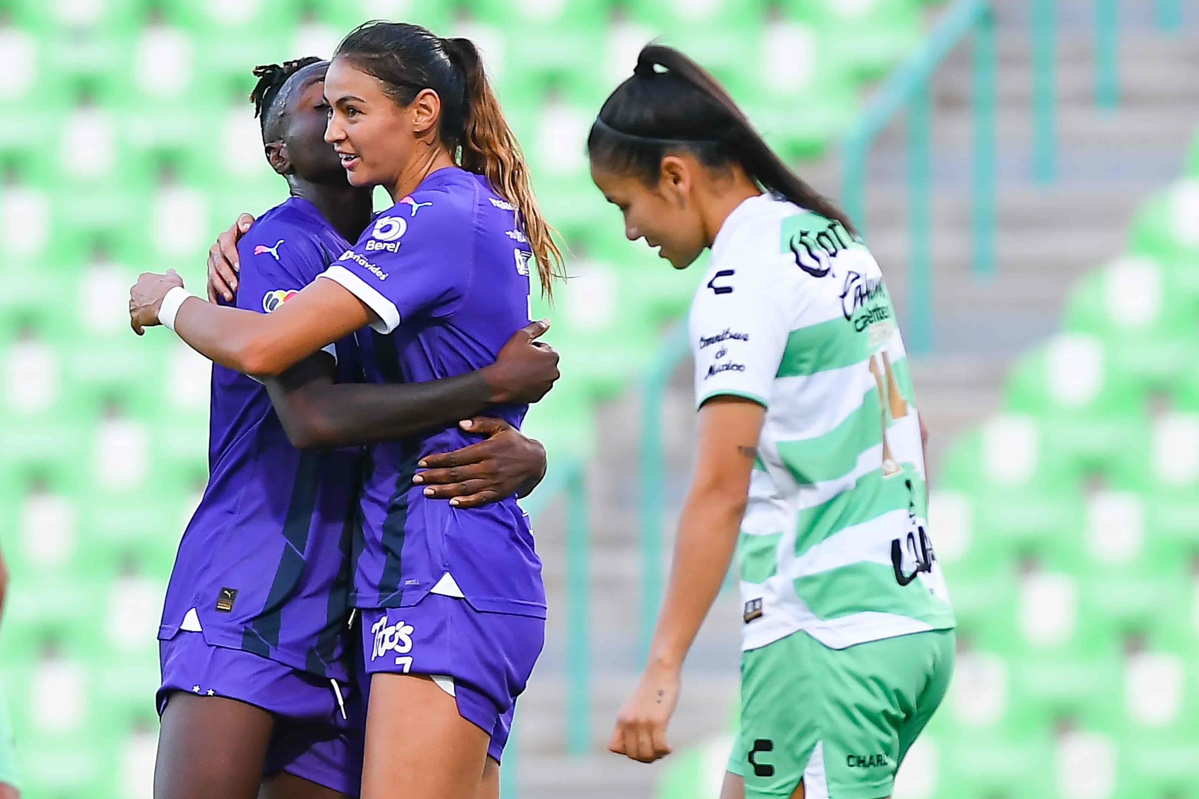 Christina Burkenroad anota.