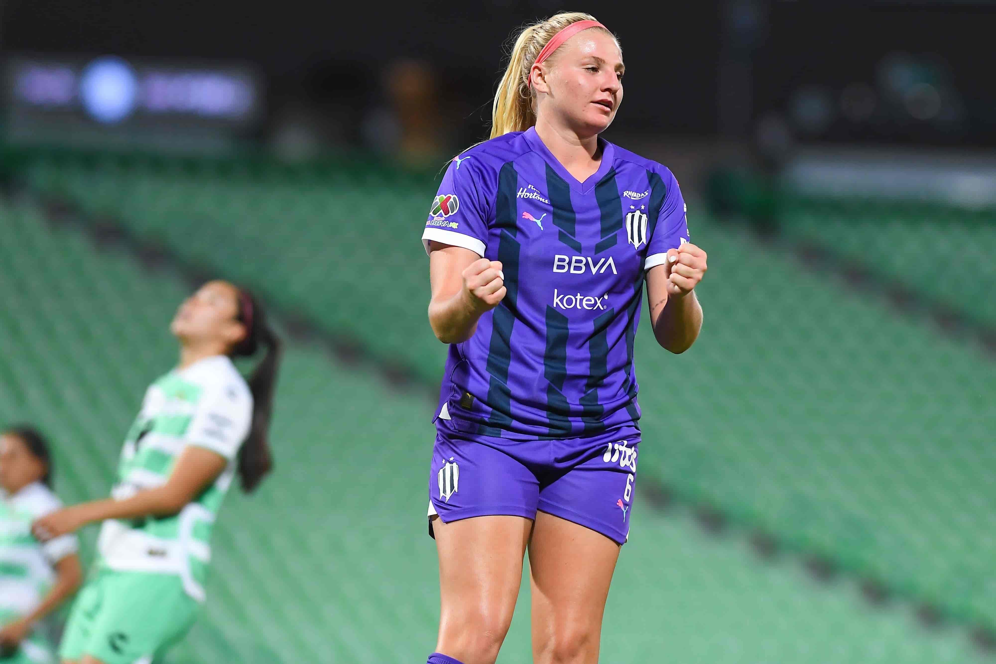 Carlee Giammona hace doblete.