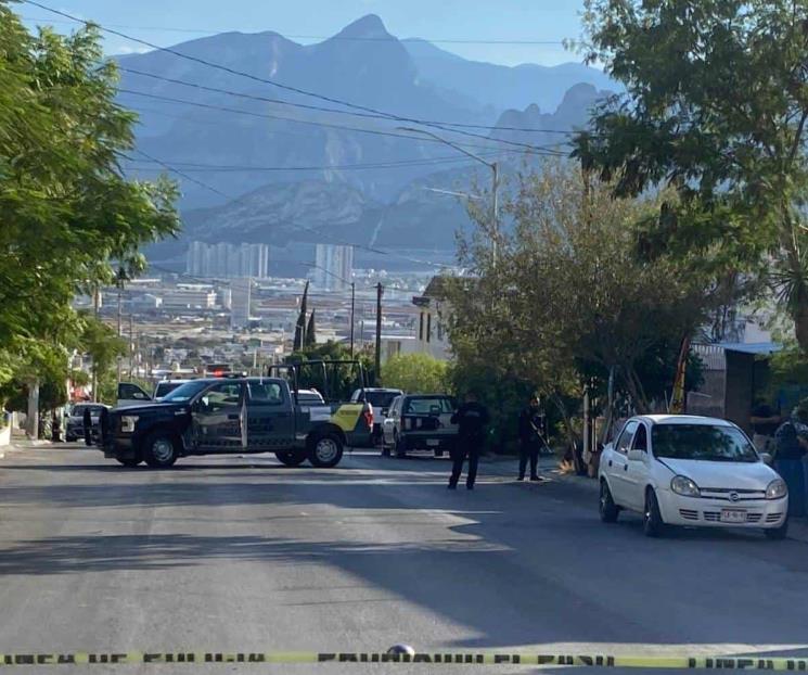 Lo balean al interior de autolavado en Santa Catarina