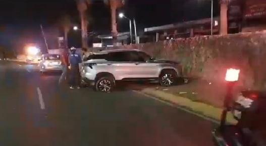Impacta camioneta contra muro