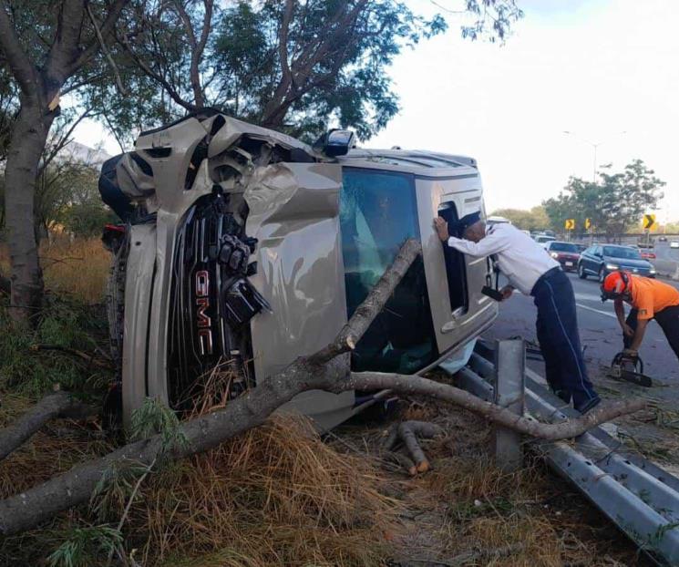 Deja volcadura dos lesionados en Guadalupe
