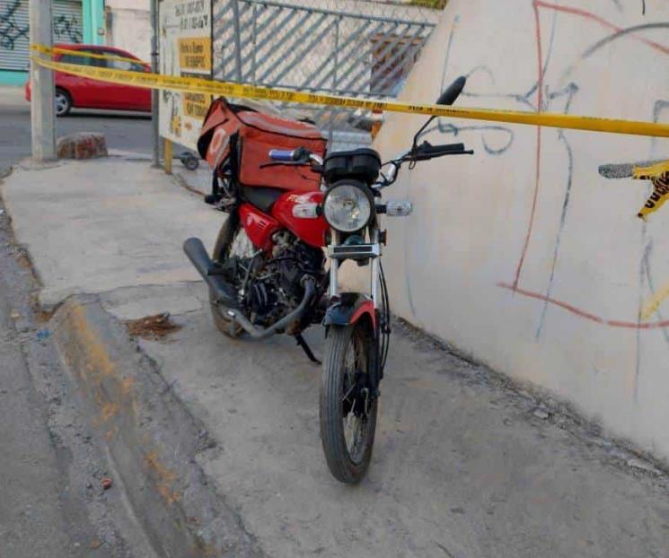 Roban moto y los detienen