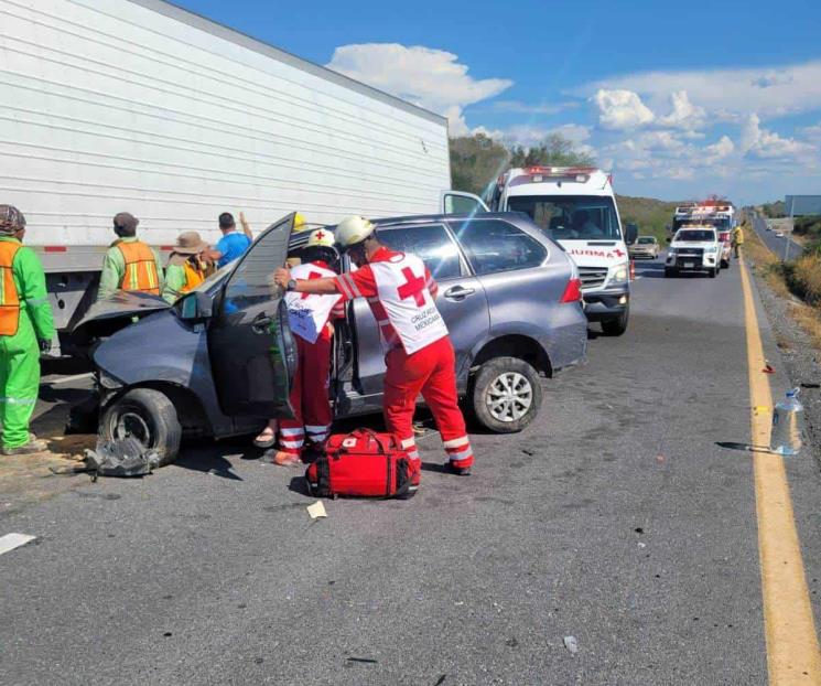 Impactan vehículo contra tráiler
