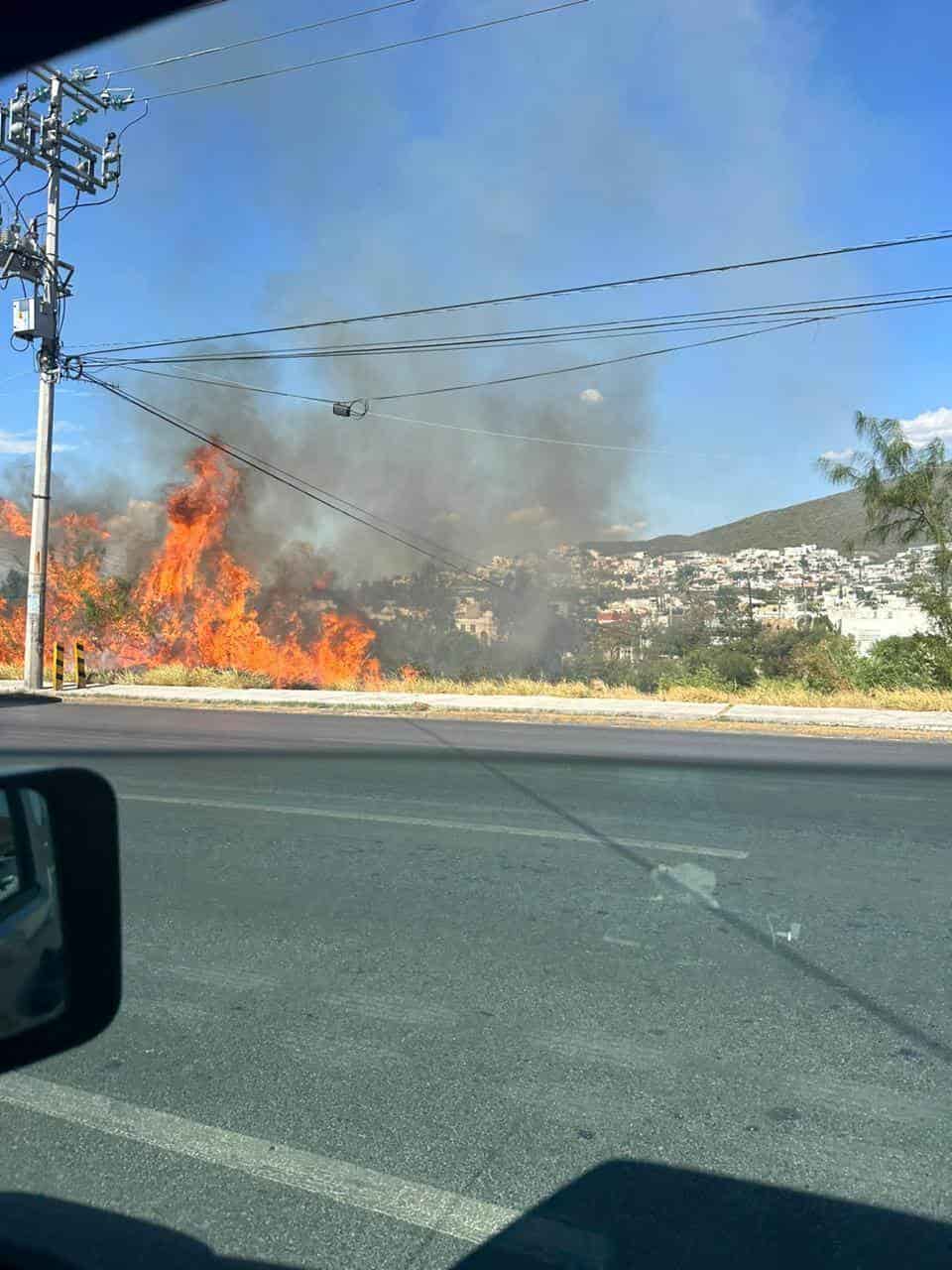 Elementos de Protección Civil en coordinación con bomberos se encuentran sofocando incendios, debido a las altas temperaturas que se han registrado.