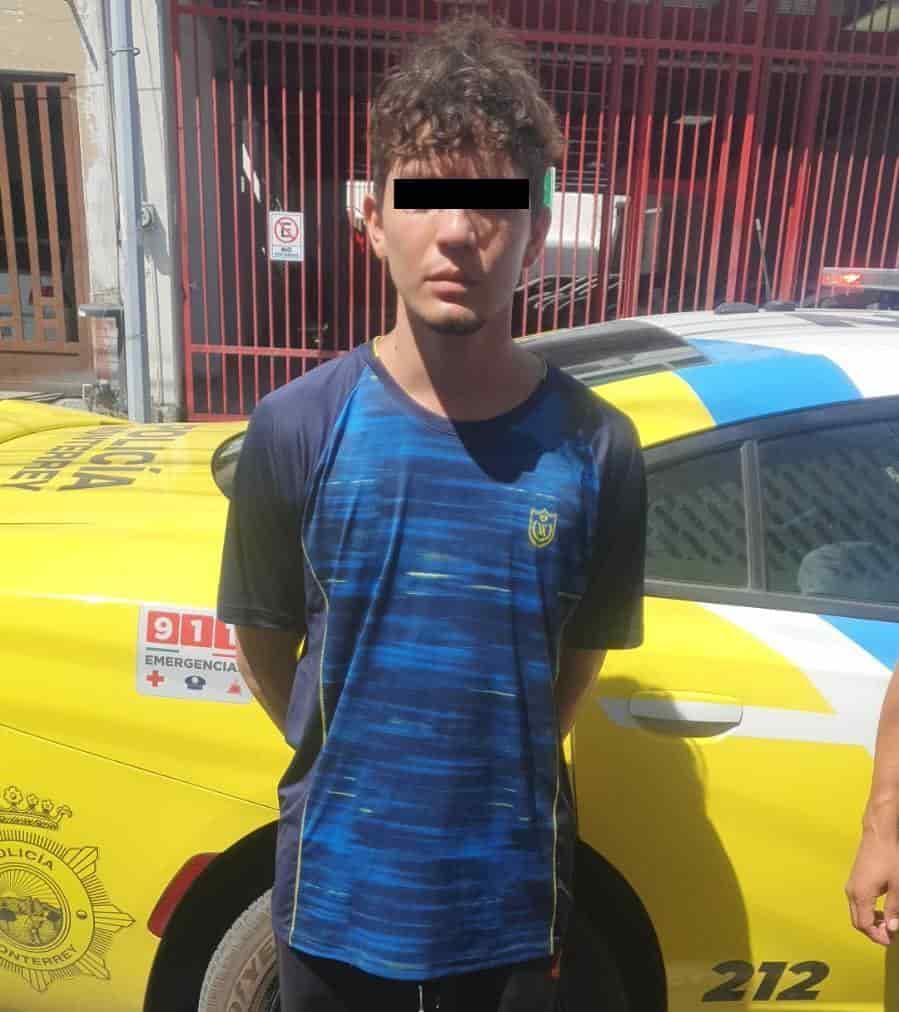 Un hombre originario de Venezuela fue detenido por oficiales de la Policía de Monterrey, luego de presuntamente golpear a sus dos hijos menores de edad, en el centro de la ciudad.