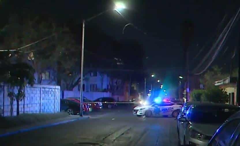A unos minutos de ser baleado en calles de la Colonia Pedregal de Santo Domingo, municipio de San Nicolás, un joven falleció en el Hospital Metropolitano, a donde había sido trasladado para su atención.