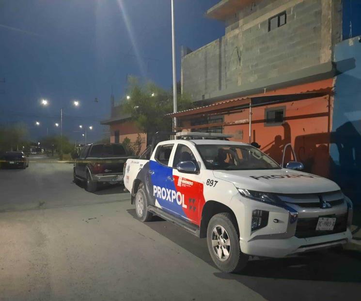 Amaga a su familia con cuchillo; polis lo matan