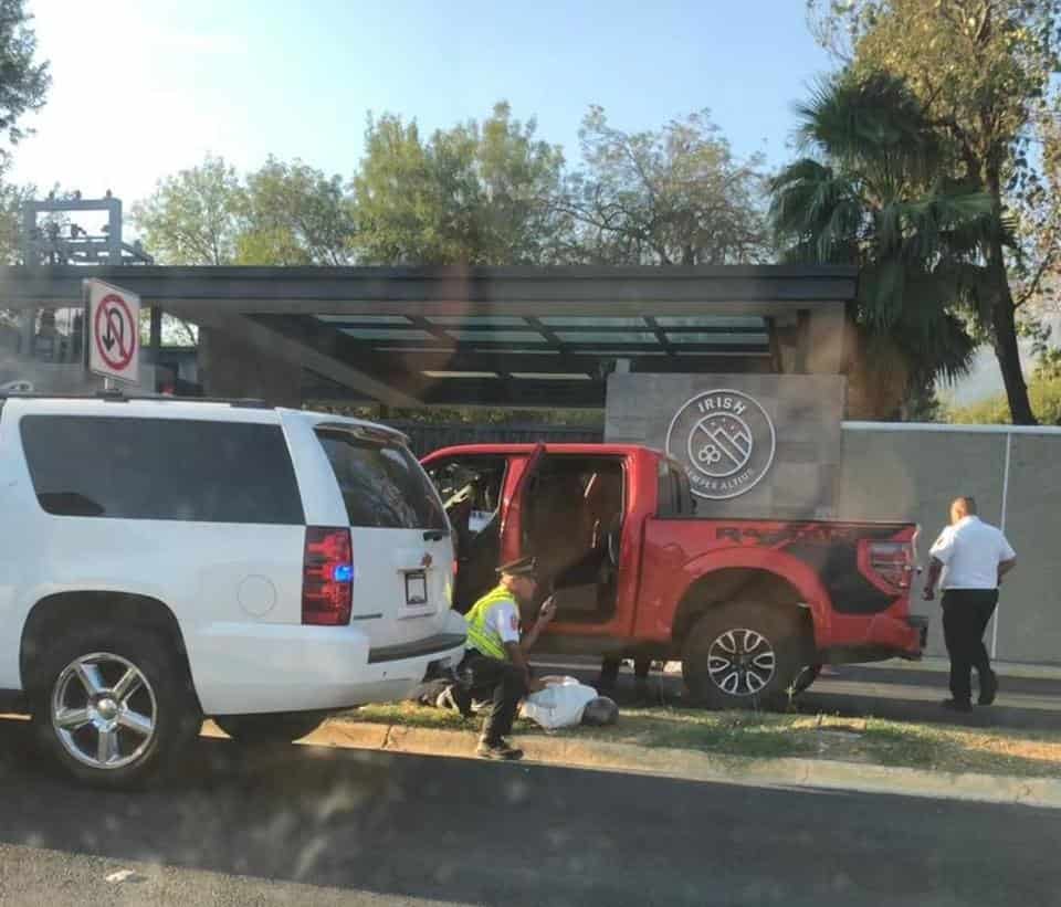 Luego presuntamente ocasionar daños en una caseta de cobro en la Autopista a Saltillo, dos hombres al parecer armados, fueron detenidos en San Pedro tras una persecución que inició en Santa Catarina.