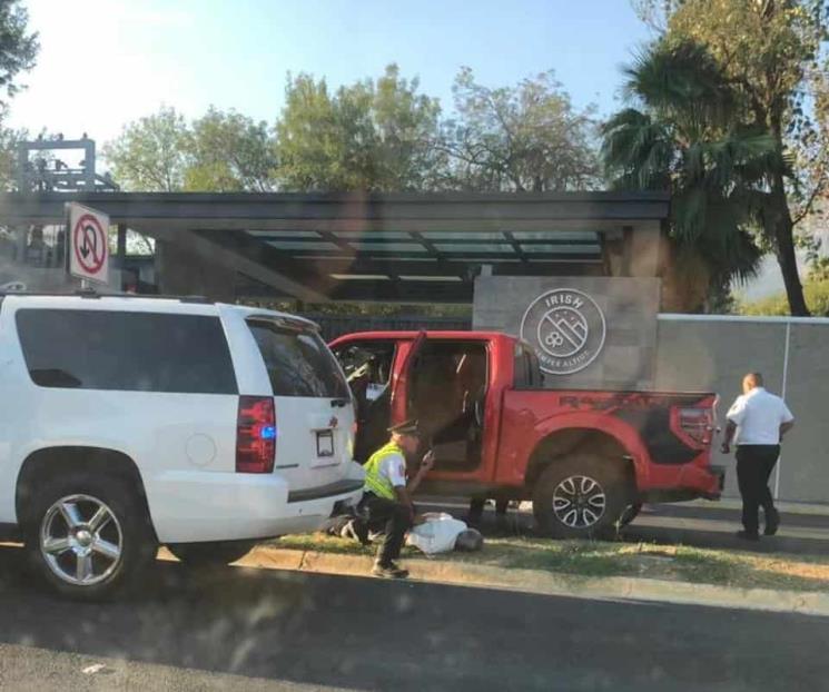 Detienen a 3 hombres durante persecución en San Pedro Detienen a 3 hombres durante persecución en San Pedro