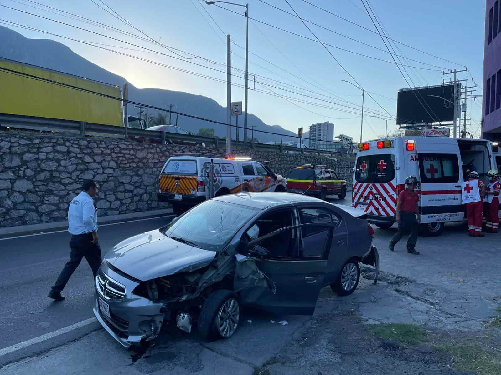 La conductora de un auto resultó con diversas lesiones luego de estrellarse contra un poste de la Comisión Federal de Electricidad, en la Avenida Garza Sada a la altura de la Colonia Ciudad Satélite, lo que además llevó a que una parte del sector se quedara sin luz.