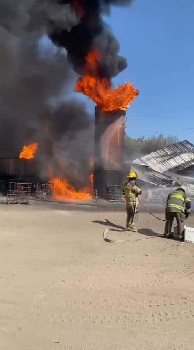 El incendio de contenedores de combustible “diésel” en una fábrica, movilizó ayer a elementos de Bomberos de Nuevo León y efectivos de Protección Civil del Estado, en el municipio de General Escobedo, sin que se reportaran lesionados.