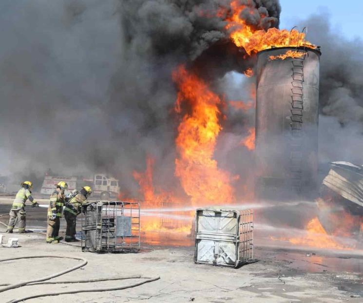Arden contenedores de combustible