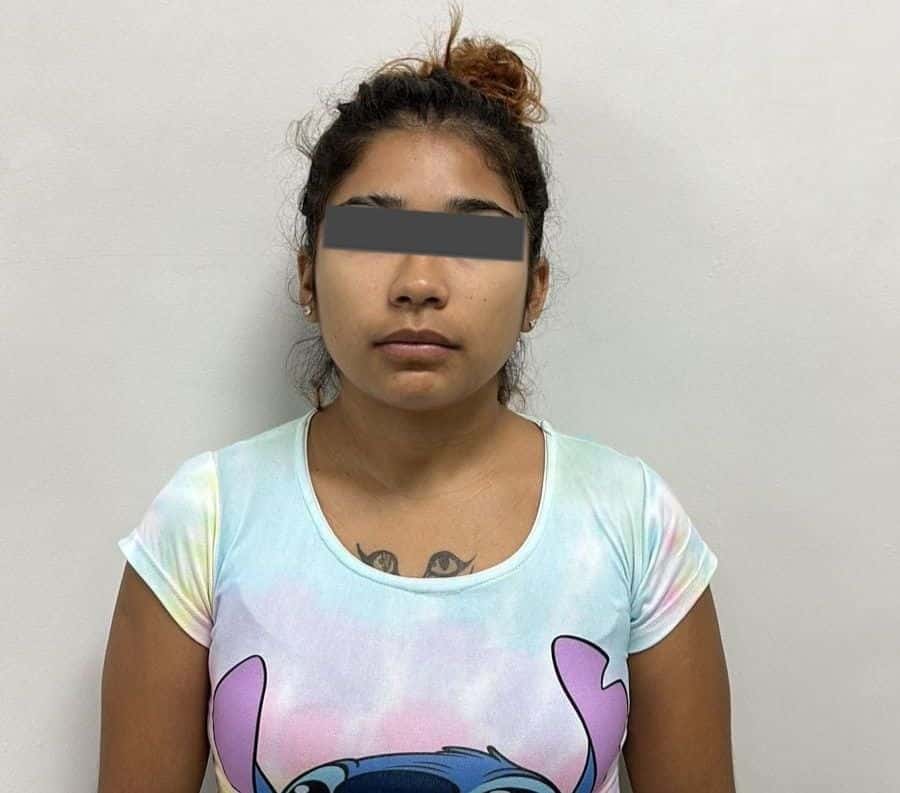 Una mujer acusada del homicidio de un hombre, quien la había visto cometer un robo a una casa, fue detenida por elementos de la Agencia Estatal de Investigaciones por el delito de homicidio calificado.