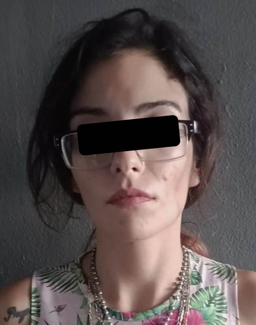 Un hombre y una mujer después de robar un bafle de un negocio, fueron detenidos por policías de la Guardia de Proximidad de Apodaca cuando pretendían huir en una camioneta que tiene reporte de robo.