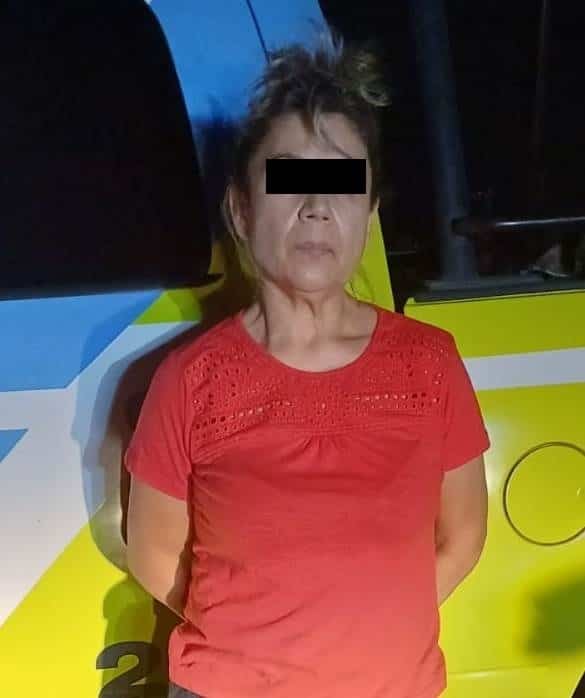 Tres hombres, una mujer y un menor de edad, fueron detenidos por oficiales de la Policía de Monterrey, luego de presuntamente apoderarse de un camión siniestrado, que era utilizado para recolección de basura, la madrugada de ayer en la Colonia Moderna.