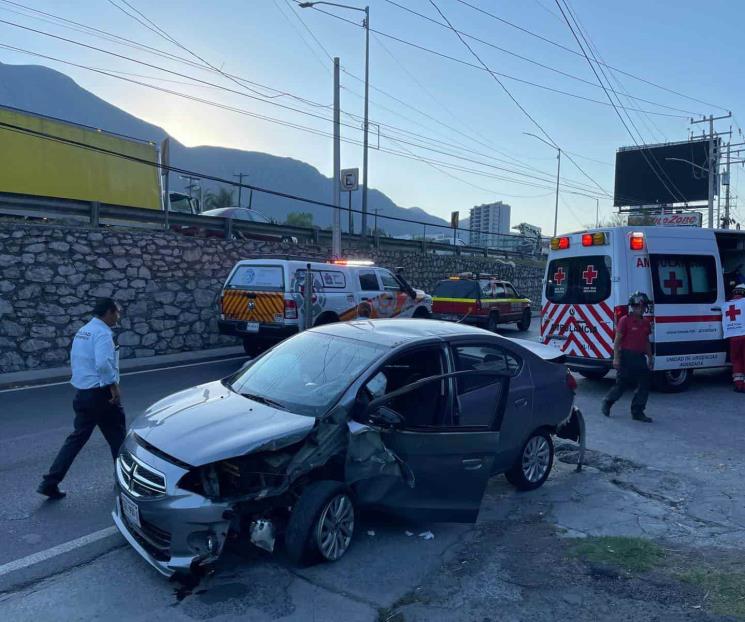 Choca contra poste de CFE y deja sin luz a colonia