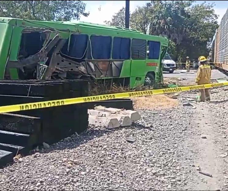 Intenta ganarle el paso al ferrocarril y lo chocan Intenta ganarle el paso al ferrocarril y lo chocan