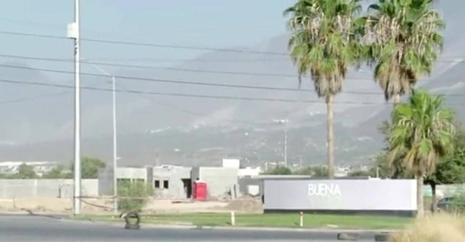 Los cuerpos de dos hombres ejecutados fueron encontrados en el camellón que da acceso a la Colonia Buena Vista, ayer en el municipio de El Carmen, límites con Escobedo.