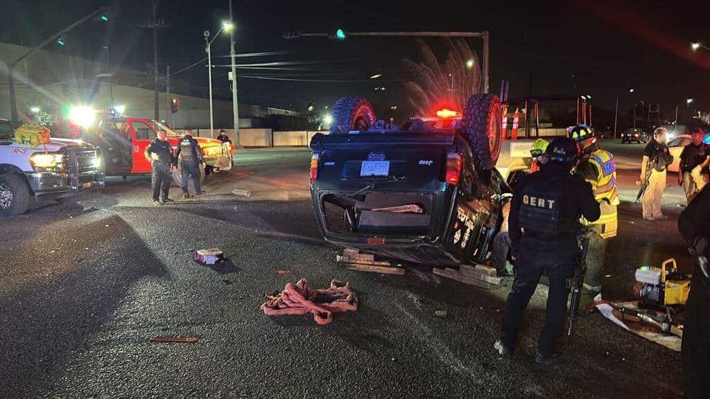 Queda joven grave tras volcadura