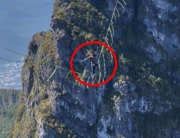 En cuerda floja: Cruza de pico a pico el cerro de La Silla