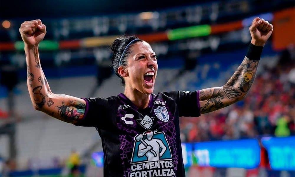 Pachuca y Jennifer Hermoso llegan en silencio a Monterrey