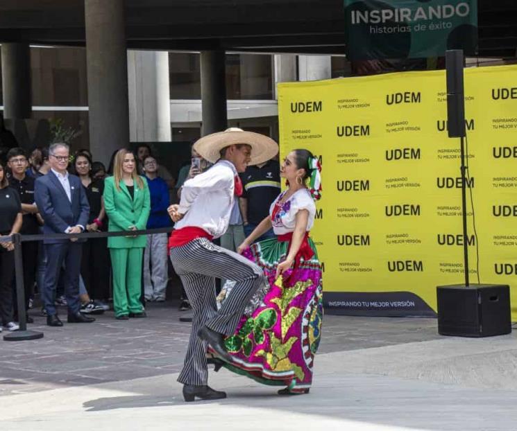 Rinde comunidad UDEM Honores a la Bandera